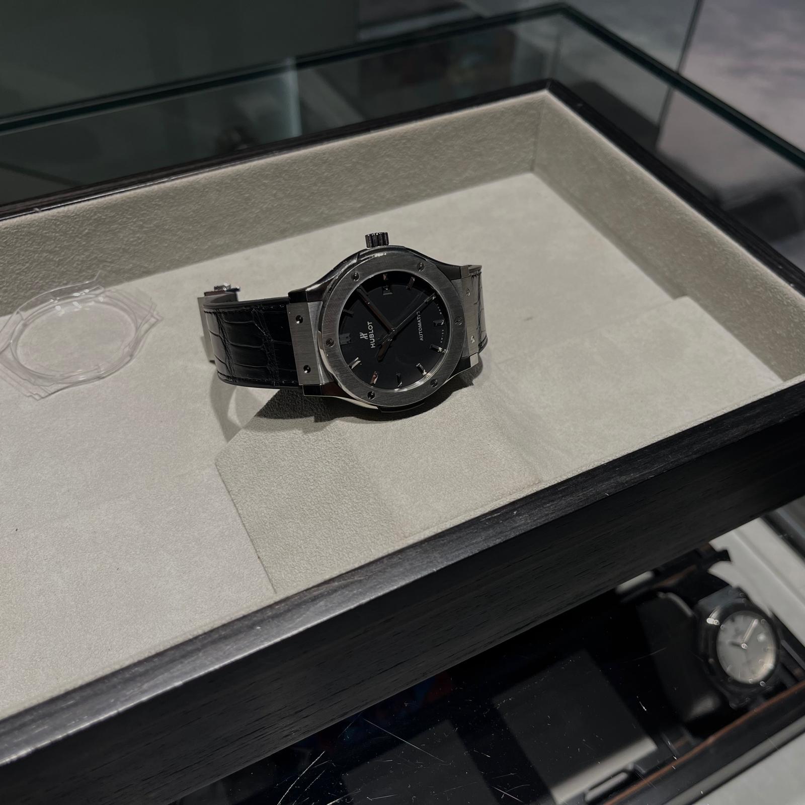 Zwart Hublot horloge in een vitrine